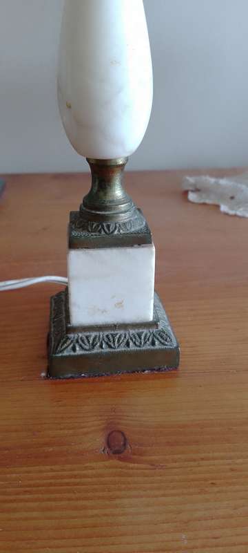 A GORGEOUS VINTAGE ALABASTER TABLE LAMP 27cm. Base 6x6cm