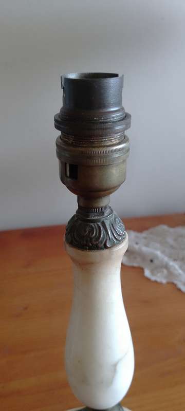 A GORGEOUS VINTAGE ALABASTER TABLE LAMP 27cm. Base 6x6cm
