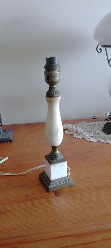 A GORGEOUS VINTAGE ALABASTER TABLE LAMP 27cm. Base 6x6cm