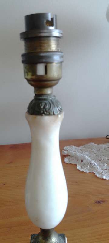 A GORGEOUS VINTAGE ALABASTER TABLE LAMP 27cm. Base 6x6cm