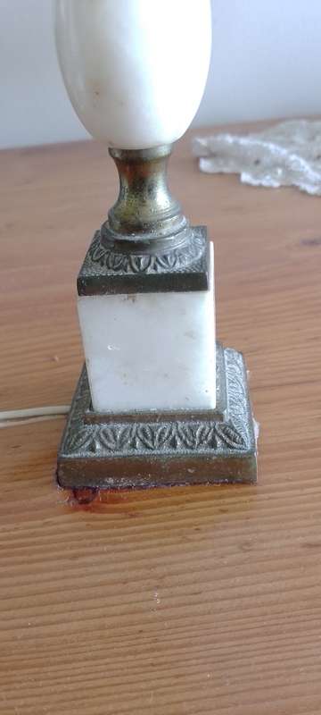 A GORGEOUS VINTAGE ALABASTER TABLE LAMP 27cm. Base 6x6cm