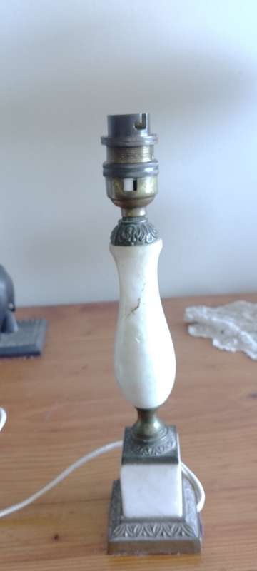 A GORGEOUS VINTAGE ALABASTER TABLE LAMP 27cm. Base 6x6cm