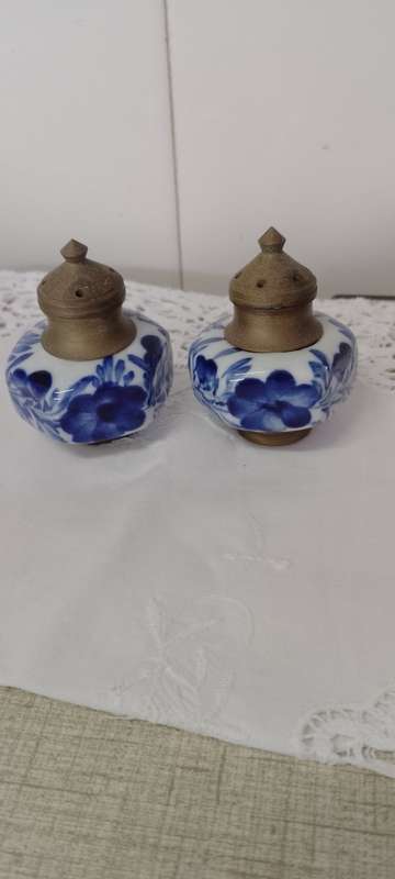 VINTAGE METAL &  CERAMIC SALT & PEPPER SHAKERS  Blue/white
