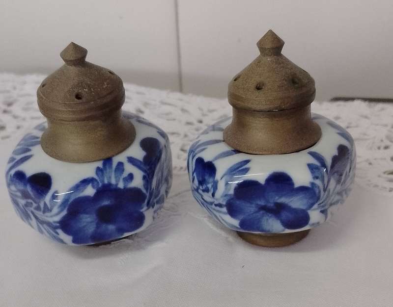 VINTAGE METAL &  CERAMIC SALT & PEPPER SHAKERS  Blue/white