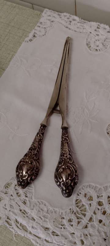 AN ANTIQUE SILVER HANDLED HAIR CURLING IRON / TONGS 19cm long