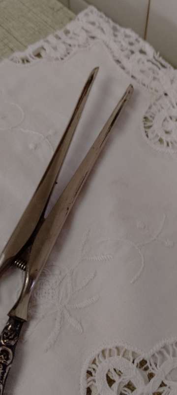 AN ANTIQUE SILVER HANDLED HAIR CURLING IRON / TONGS 19cm long