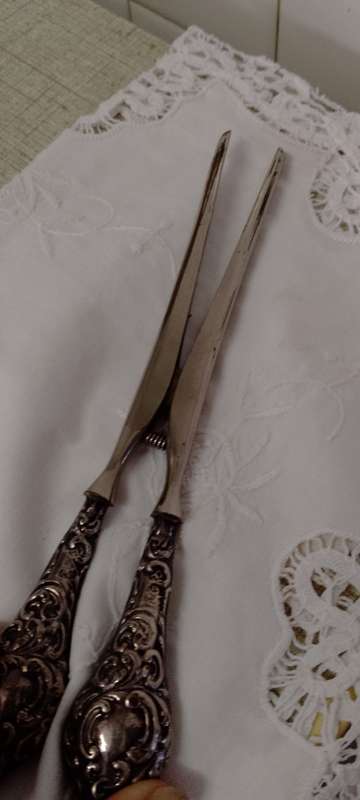 AN ANTIQUE SILVER HANDLED HAIR CURLING IRON / TONGS 19cm long