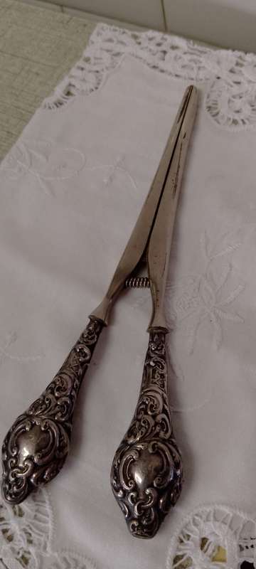 AN ANTIQUE SILVER HANDLED HAIR CURLING IRON / TONGS 19cm long