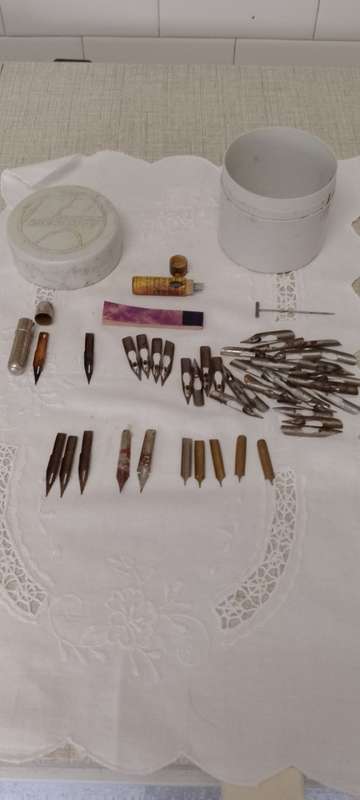 An ASSORTED ANTIQUE INK DIP PEN NIBS