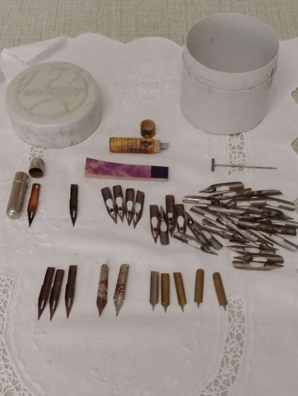 An ASSORTED ANTIQUE INK DIP PEN NIBS
