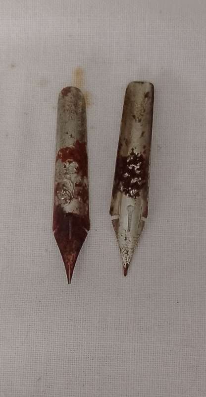 An ASSORTED ANTIQUE INK DIP PEN NIBS