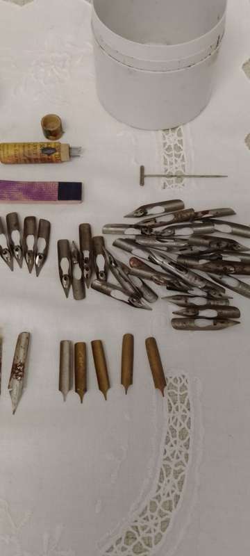 An ASSORTED ANTIQUE INK DIP PEN NIBS