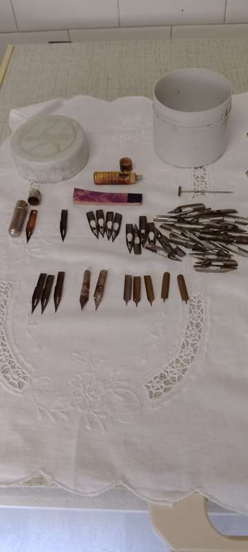 An ASSORTED ANTIQUE INK DIP PEN NIBS