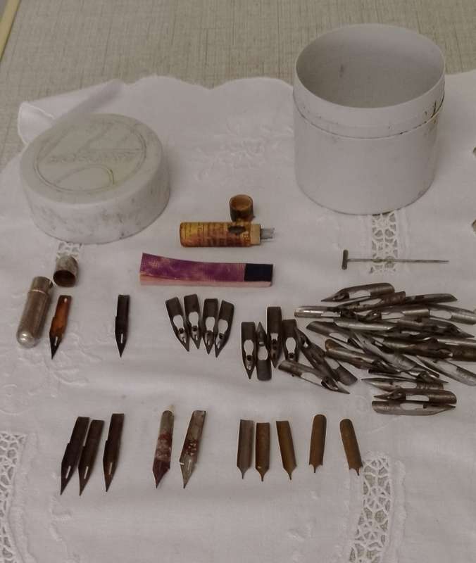 An ASSORTED ANTIQUE INK DIP PEN NIBS