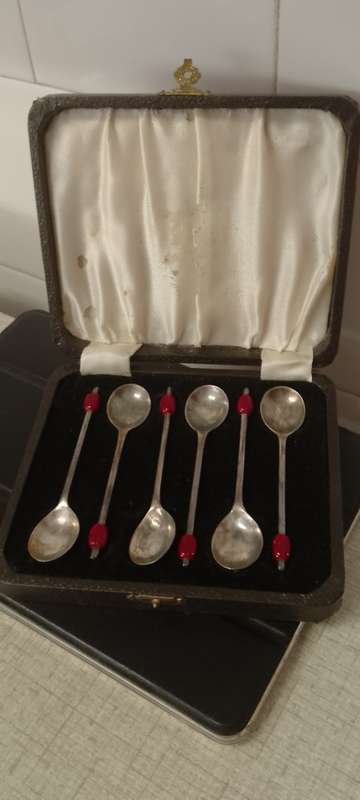 A vintage EPNS red coffee bean tea spoons boxed