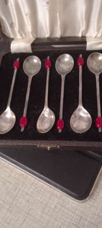 A vintage EPNS red coffee bean tea spoons boxed