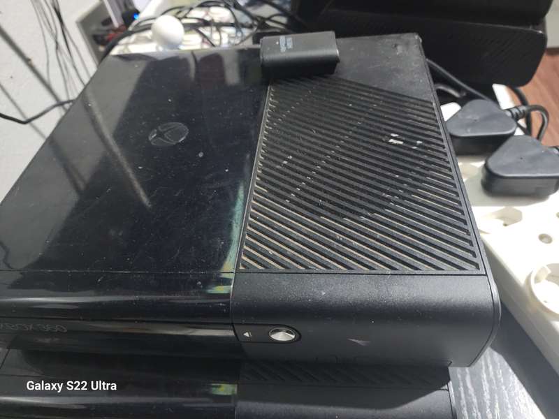 Xbox 360 elite 500gb with 1 control and power supply