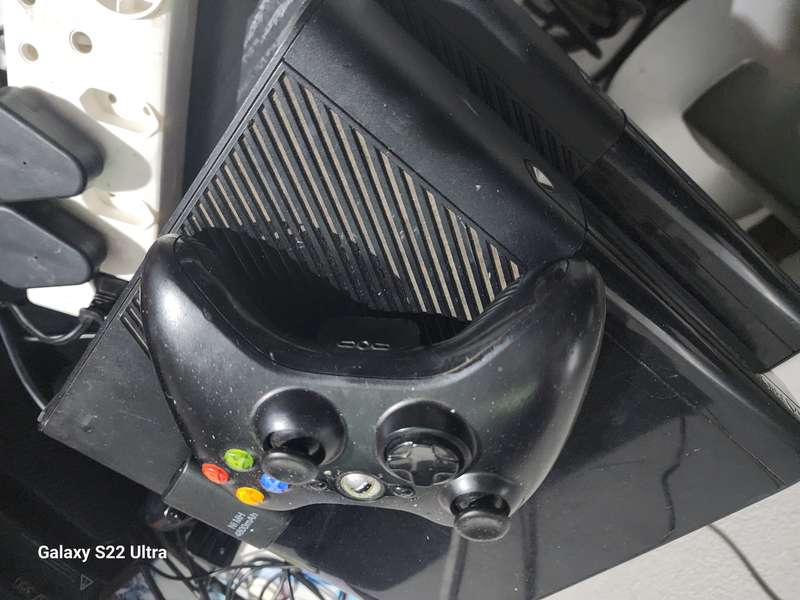 Xbox 360 elite 500gb with 1 control and power supply