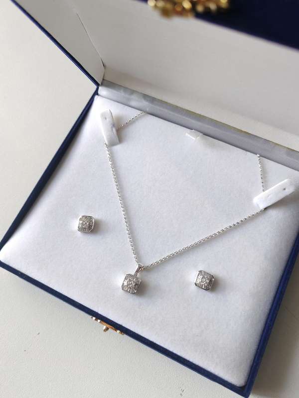 Elegant 18ct White Gold Diamond jewellery Set