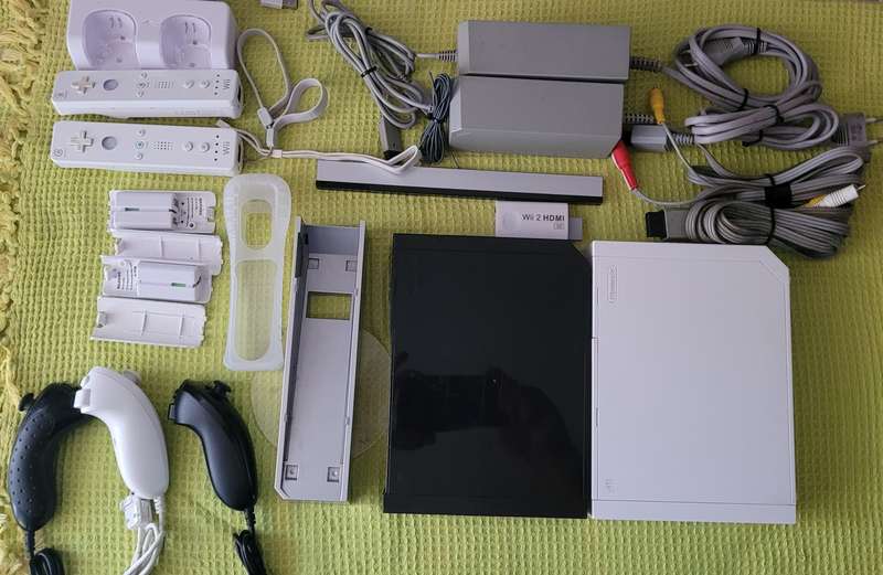 Nintendo Wii Console White 2 Controller + Nunchuk Cords