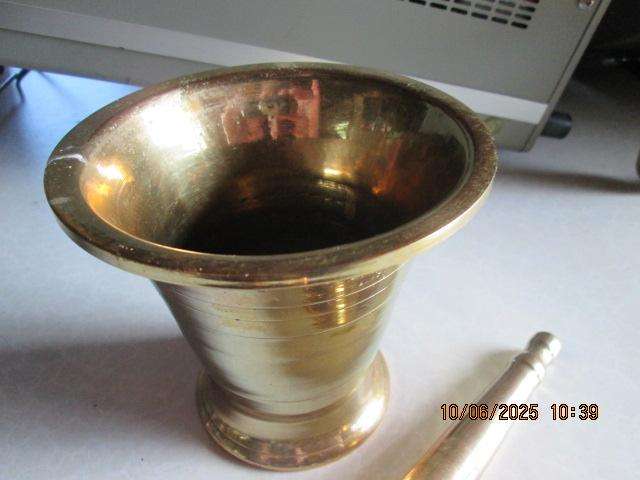 Solid brass motar & pestle. Heavy 1.6kg