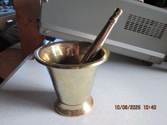 Solid brass motar & pestle. Heavy 1.6kg