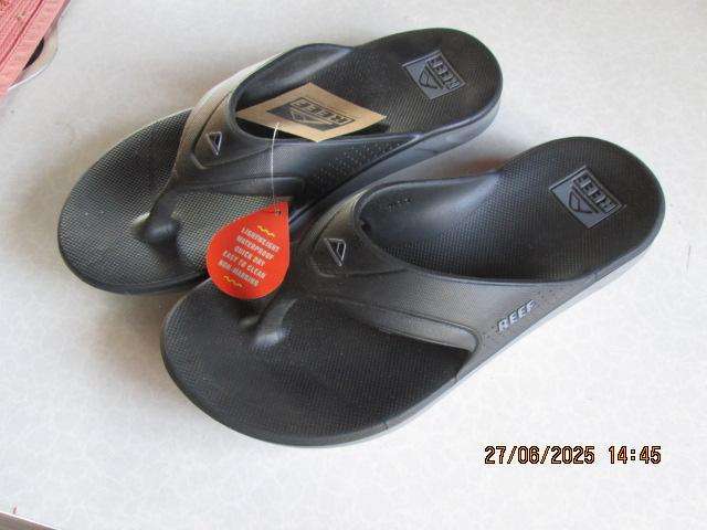 REEF SLOPS SIZE 11.