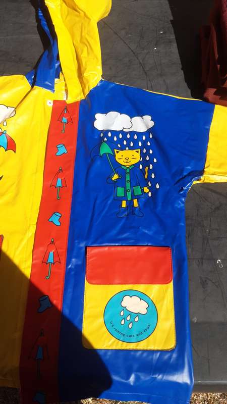Unisex Kids / Boys/Girls Colourful Raincoat As good as new never worn