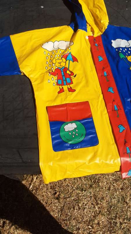 Unisex Kids / Boys/Girls Colourful Raincoat As good as new never worn