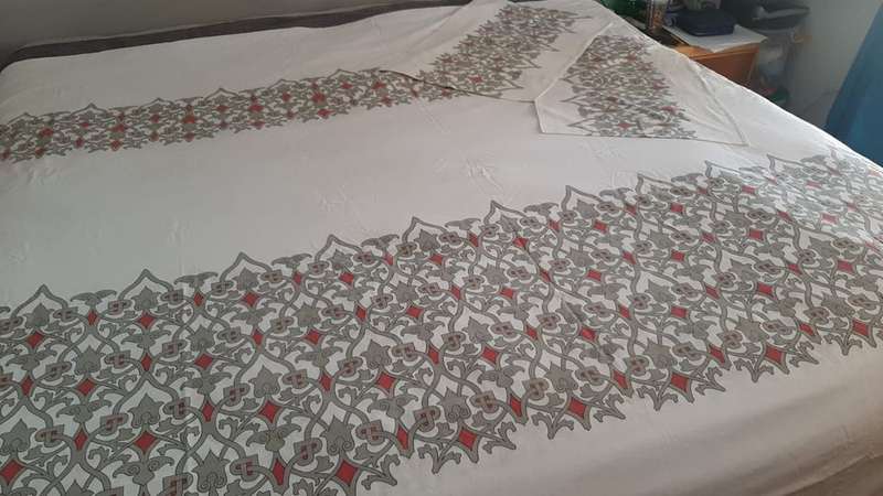 Queen Off White Duver Cover Set Paisley Print as Photos for Own use / Thrift / Informal Trade. As is