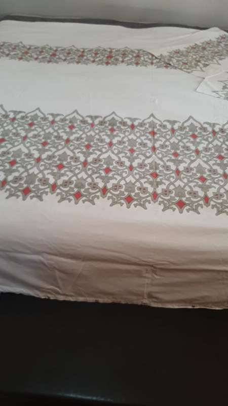 Queen Off White Duver Cover Set Paisley Print as Photos for Own use / Thrift / Informal Trade. As is