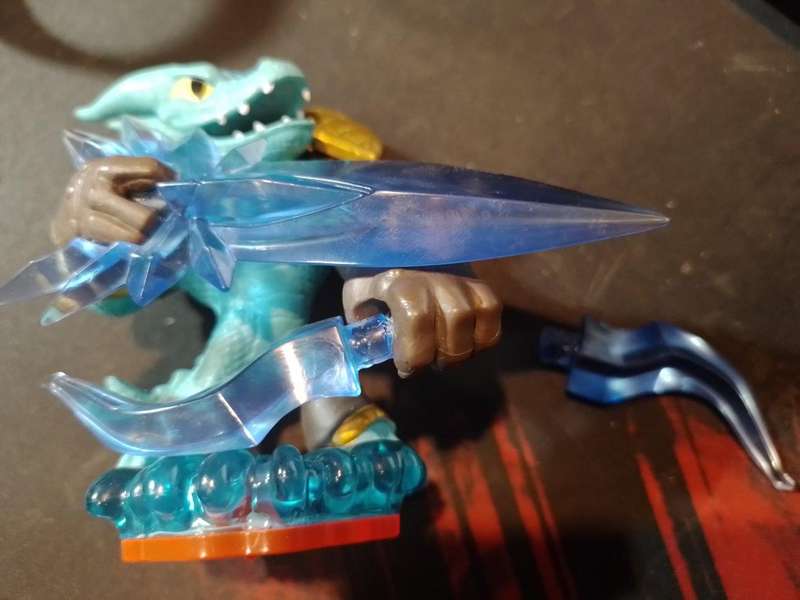 Skylanders Trap Team Snap Shot c/w card ( Bow needs to be glued)