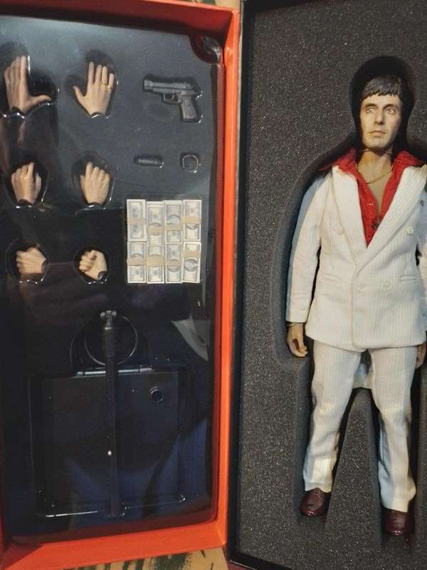 Scarface: 1/6 Real Masterpiece Tony Montana (The Respect Version)
