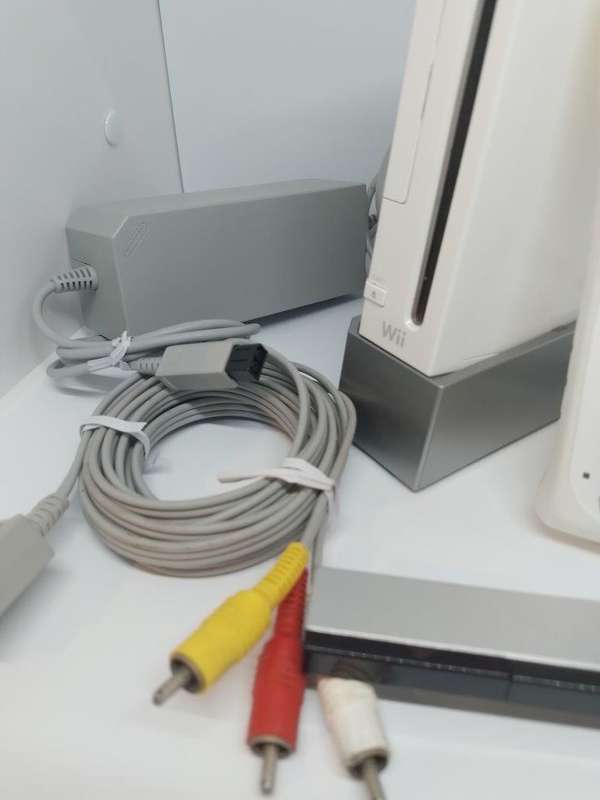 Nintendo Wii - White, Controller, Nunchuck, PSU, Sensor, Cables Stand, Silicone Controller Sleeve