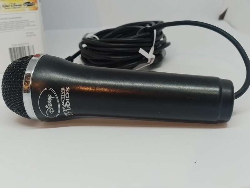 Wii - Wired Disney Interactive Studions Microphone + Disney Sing It Pop Hits