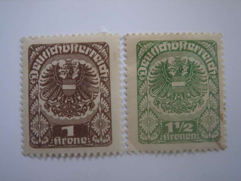 1920 Austria - 'Rep. Arms' SG403-404 perf. - used, hinged