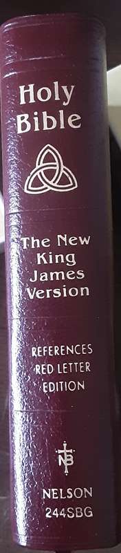 New King James Version Compact Reference Bible with Snap Flap Closure