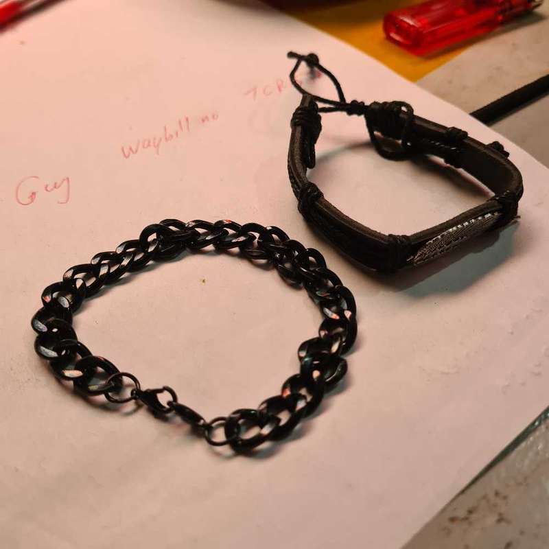 2x bracelets