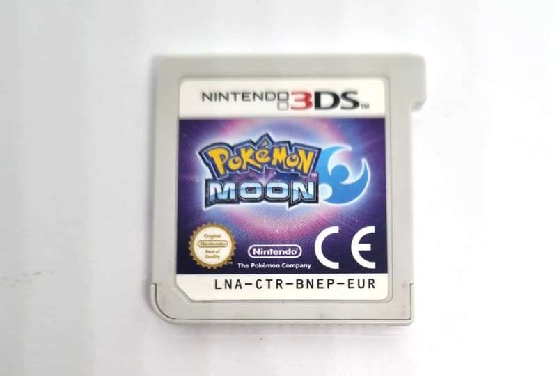 Fantastic Condition Nintendo 2DS Red and White Edition bundle With Pokemon