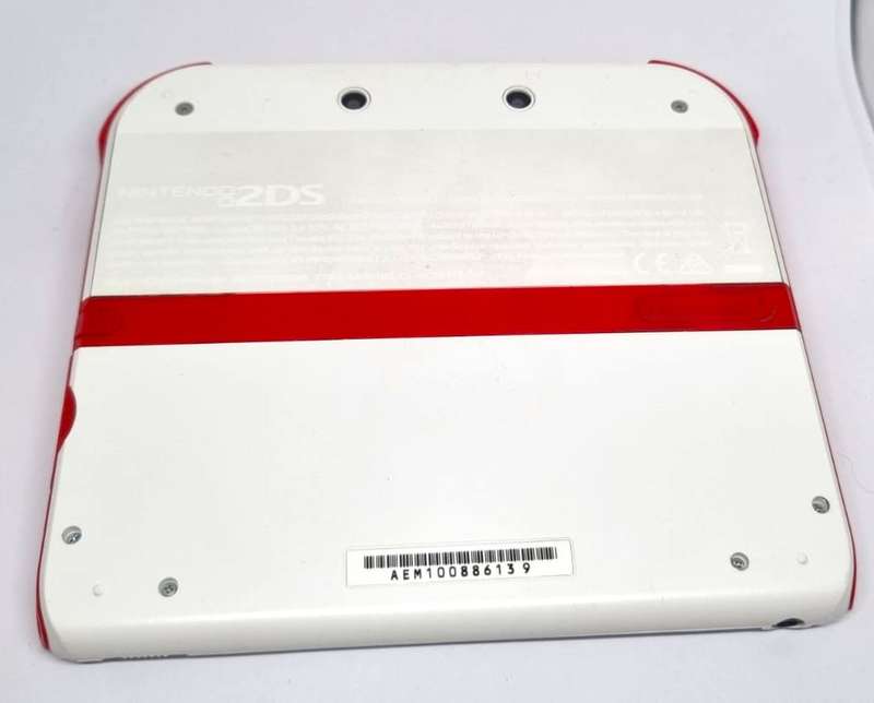 Fantastic Condition Nintendo 2DS Red and White Edition bundle With Pokemon