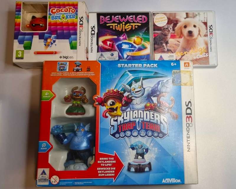 Limited Edition Pink+White Nintendo 2DS bundle