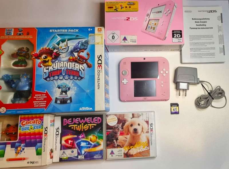 Limited Edition Pink+White Nintendo 2DS bundle