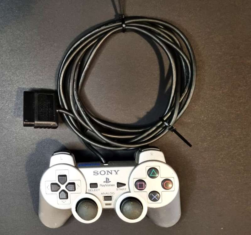 SILVER SONY PLAYSTAION 2 BUNDLE