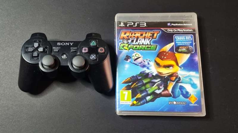 PLAYSTAION 3 CONTROLLER AND GAME BUNDLE