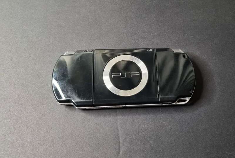 Good Condition Sony PSP 2000 Bundle