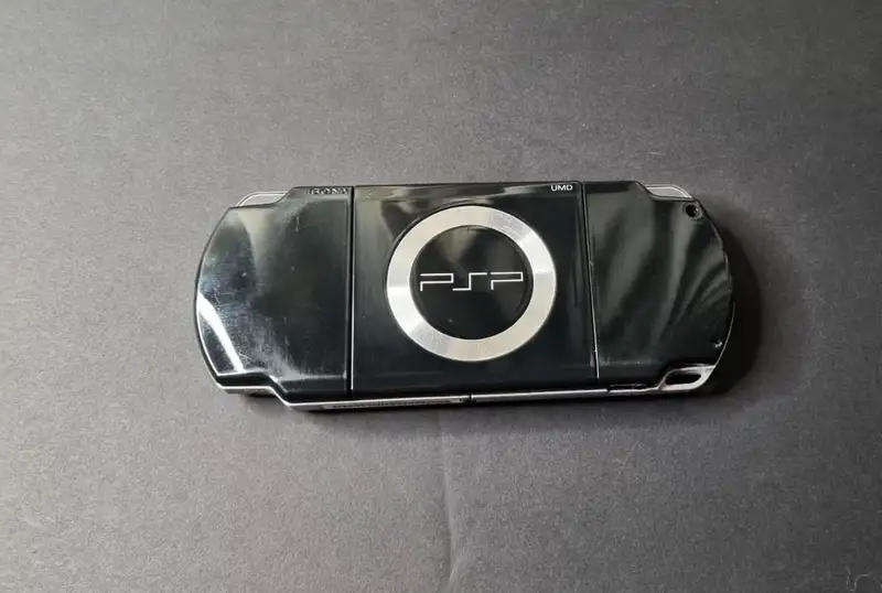 Good Condition Sony PSP 2000 Bundle