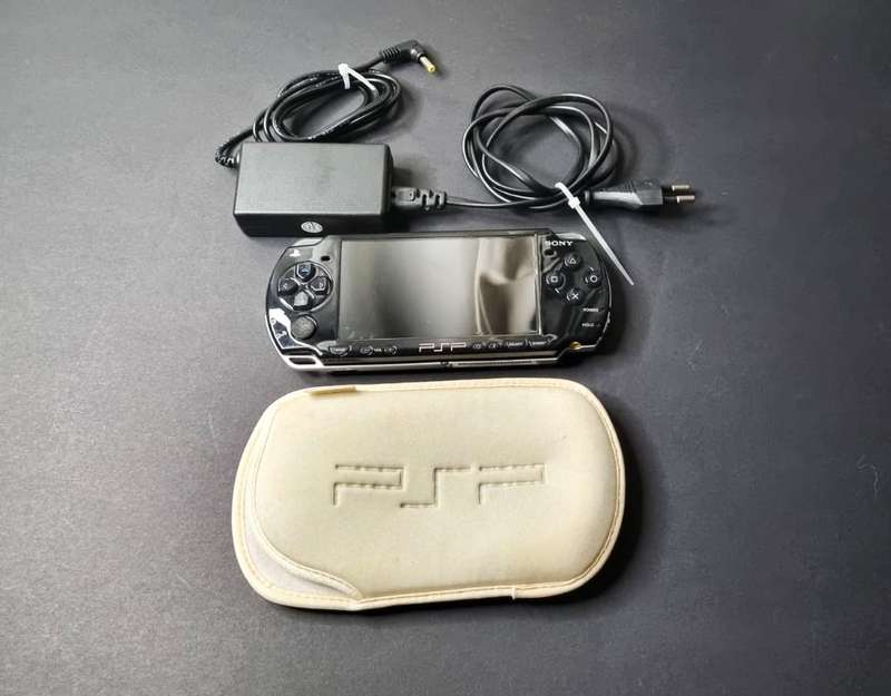 Good Condition Sony PSP 2000 Bundle