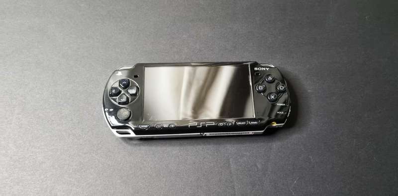 Good Condition Sony PSP 2000 Bundle