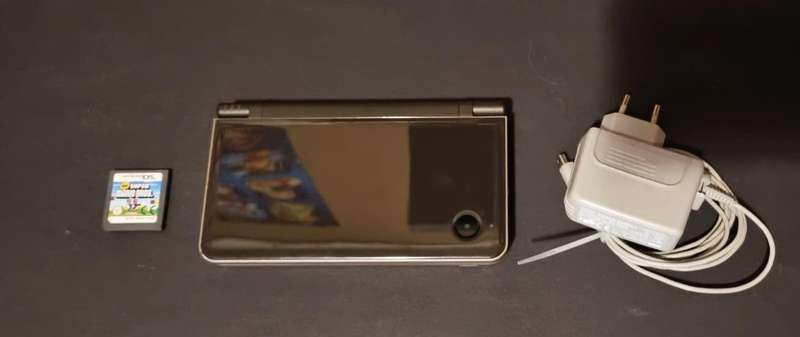 Nintendo DSi XL  Grey  Large Screens  Fully Working + New Super Mario Bros + Charger + 16GB Memor