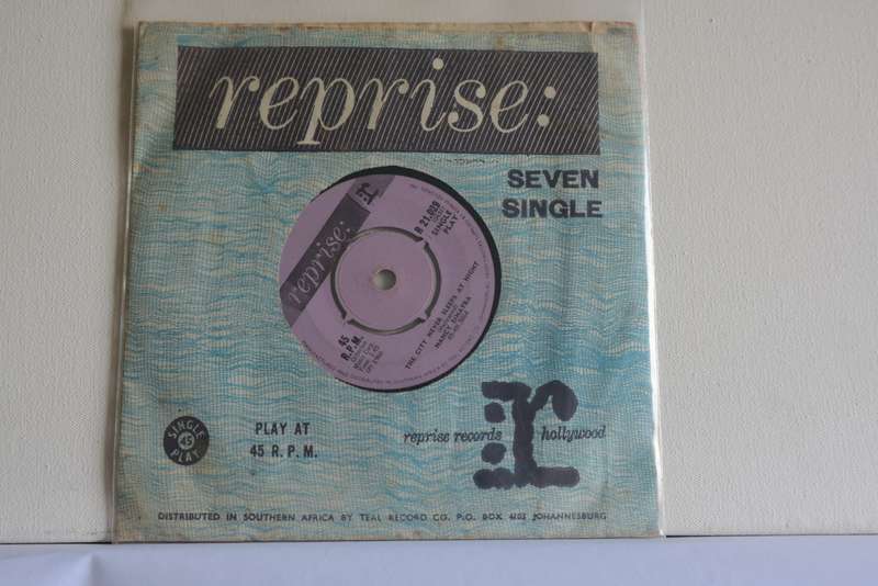 NANCY SINATRA - THE CITY NEVER SLEEPS AT NIGHT -THESE BOOTS ARE MADE FOR WALKING - VG+/VG+